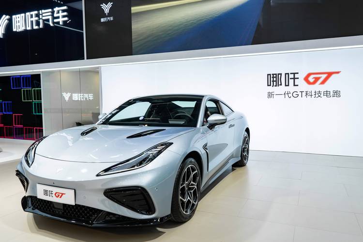 佛山330哪吒汽车在智能汽车领域的表现，领途汽车在新能源汽车市场中的影响力